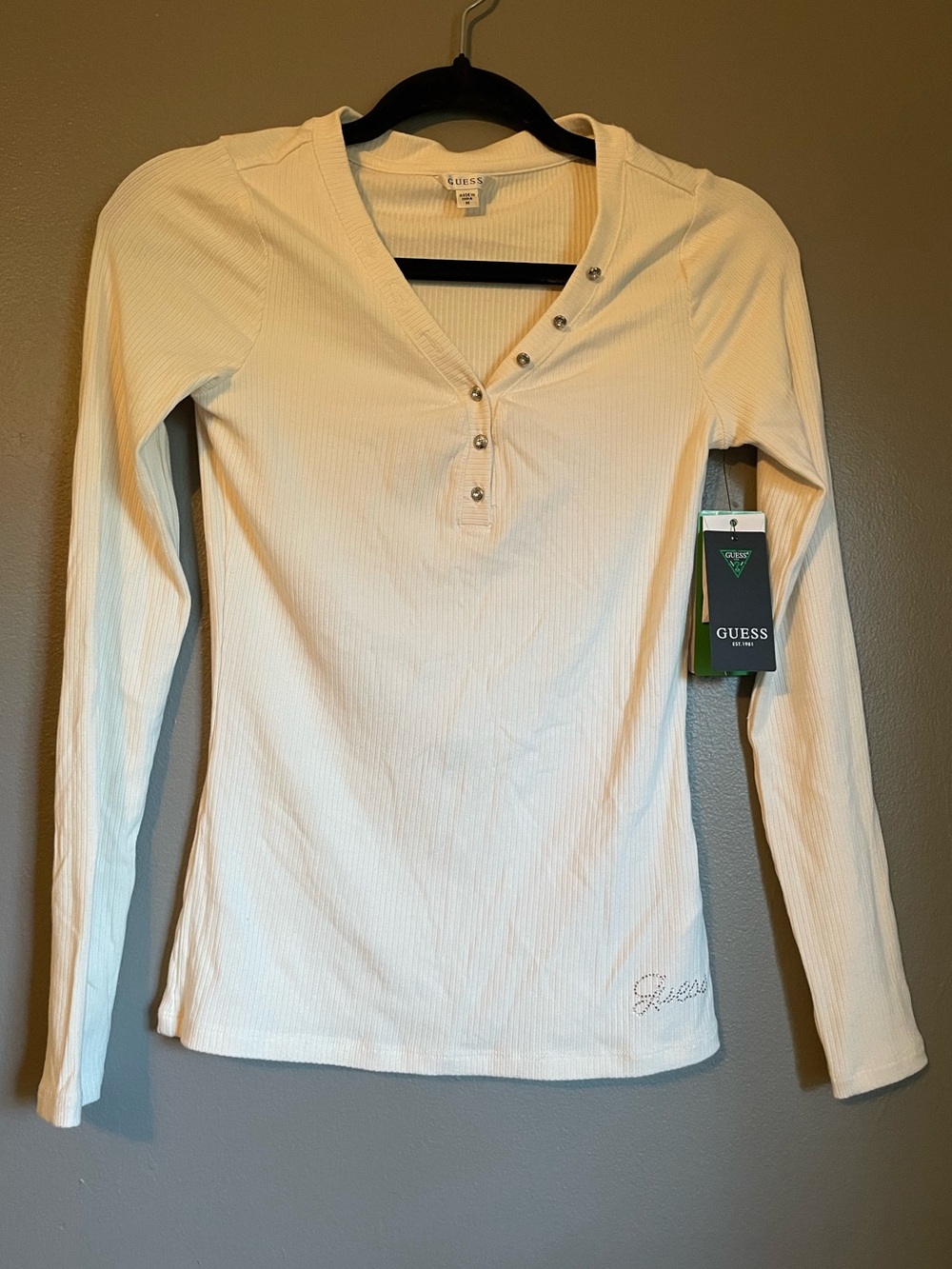 NWT Guess Sz Med Women's Crystal Logo Button Kyla Ribbed Knit Henley Top Ret $59 - Picture 2 of 14